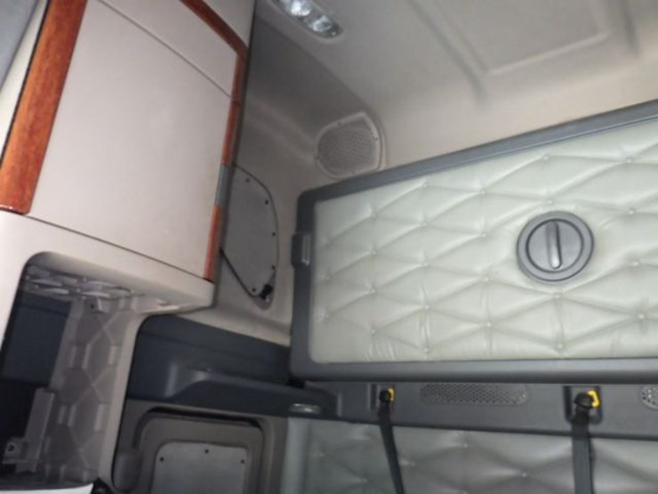 2017-freightliner-cascadia-125-image-23
