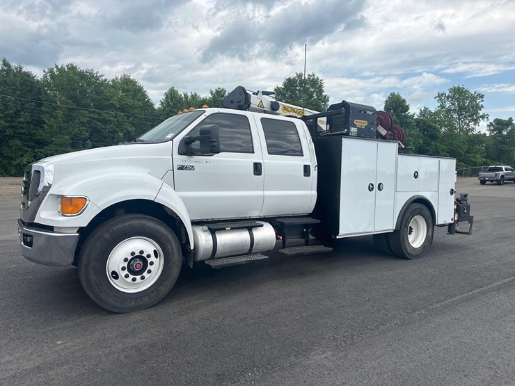 2013-ford-f750-image-1