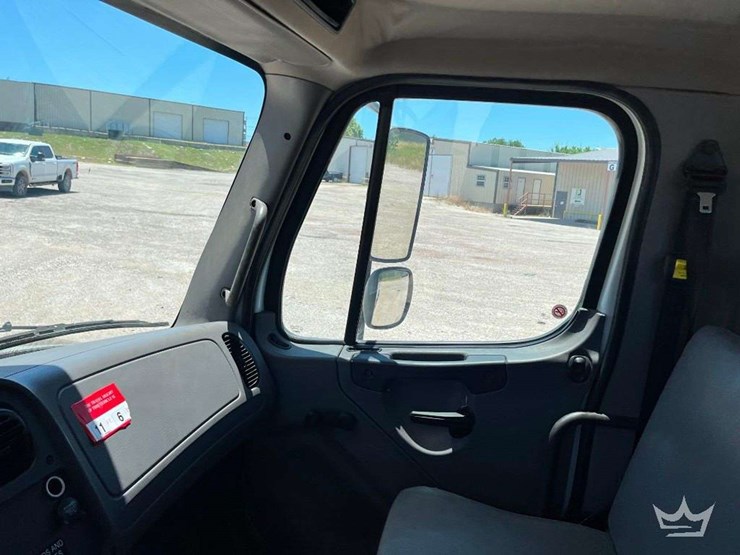 2018-freightliner-m2-106-image-20