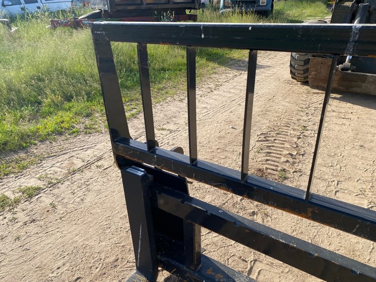 new---skidsteer-pallet-forks-image-11