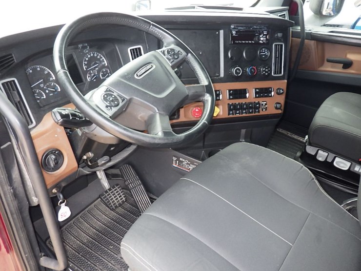 2021-freightliner-cascadia-126-image-18
