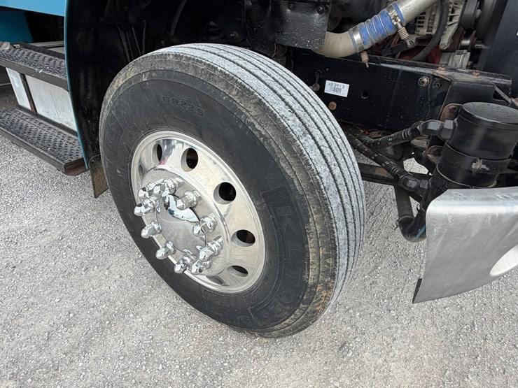 2008-freightliner-m2-106-image-11