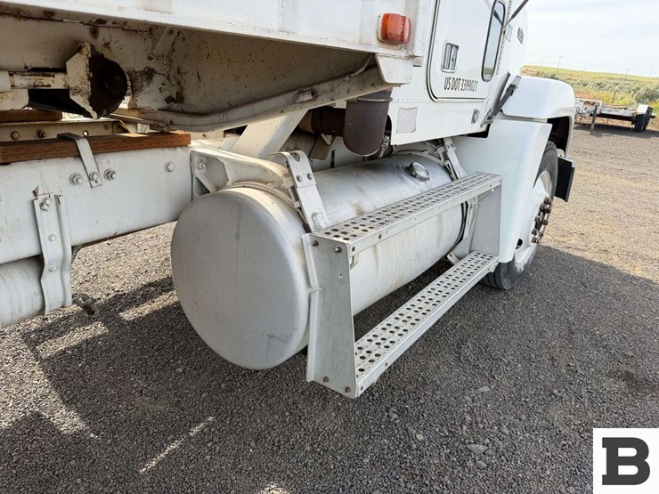 1989-freightliner-fld120-image-39