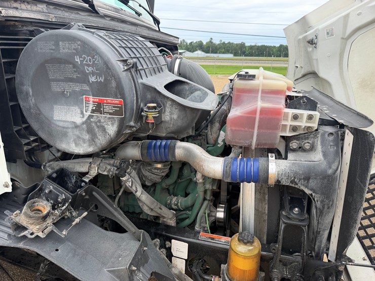 2015-volvo-vnm64t200-image-9