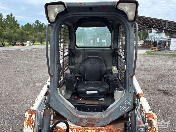 compact-track-loader-skid-steer-image-18
