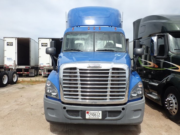 2015-freightliner-cascadia-125-evolution-image-2