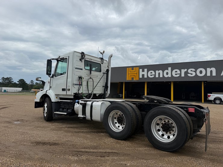 2015-volvo-vnm64t200-image-4