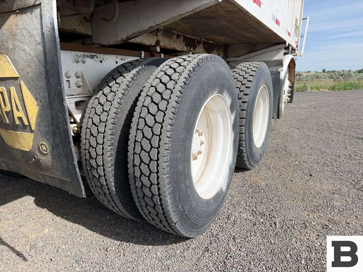 1989-freightliner-fld120-image-17