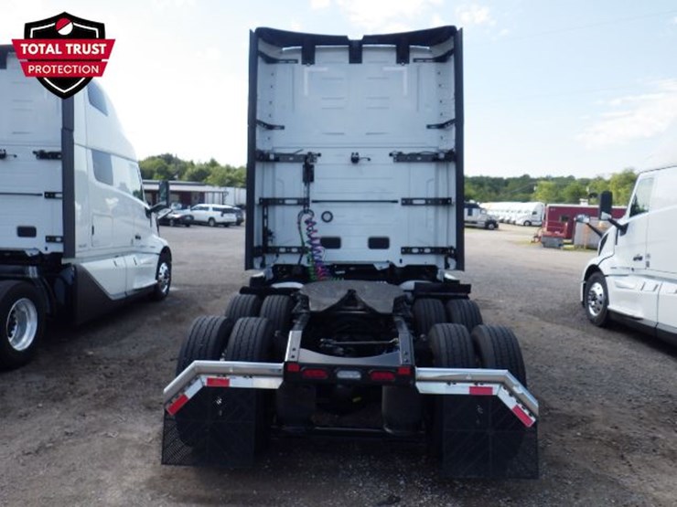 2025-volvo-vnl860-image-11