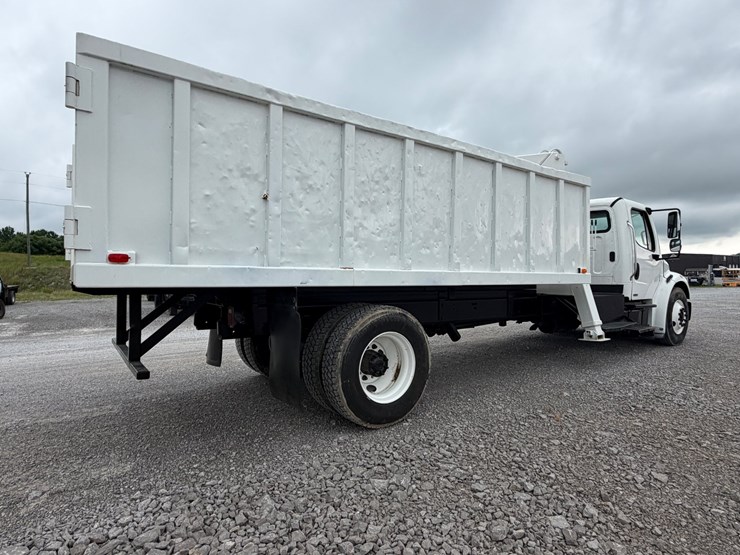 2008-freightliner-m2-106-image-3
