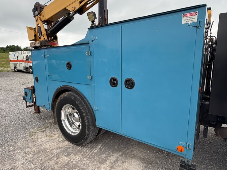 2008-freightliner-m2-106-image-14