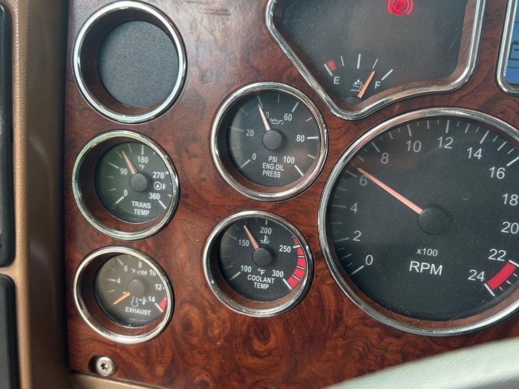 2016-mack-granite-gu713-image-81