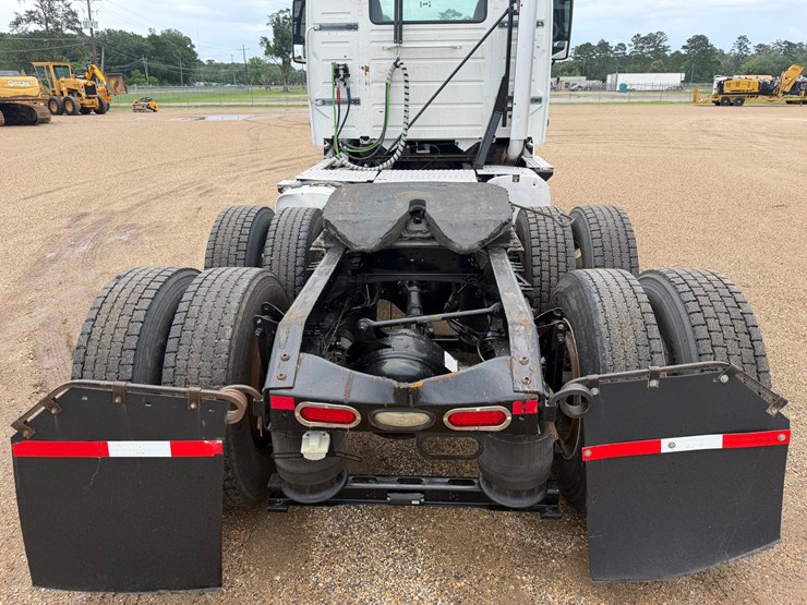 2015-volvo-vnm64t200-image-6