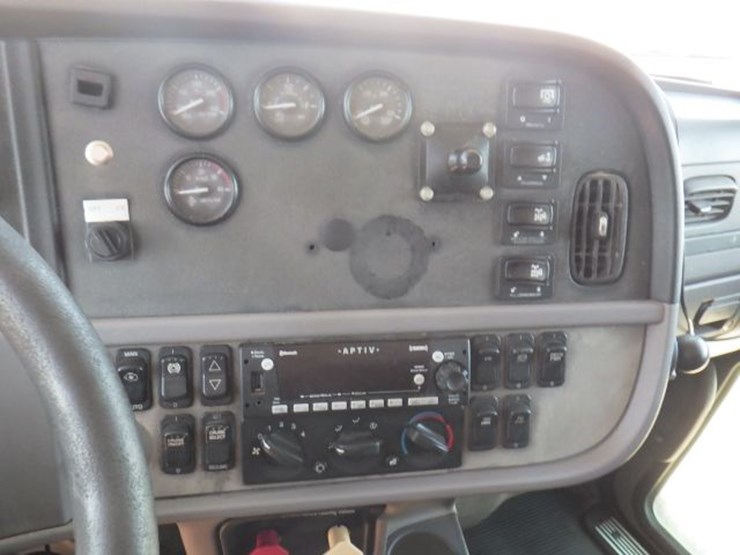 2013-peterbilt-367-image-17