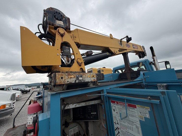 2008-freightliner-m2-106-image-40
