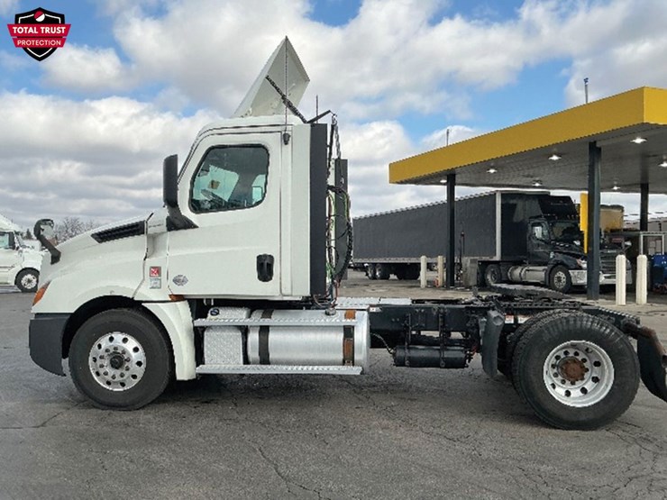 2019-freightliner-cascadia-126-image-2