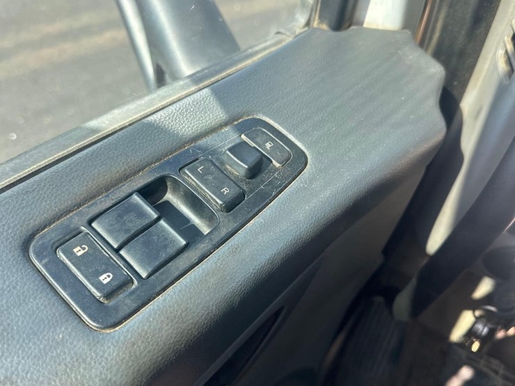 2016-peterbilt-567-image-37