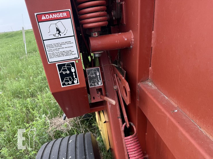 new-holland-660-image-19