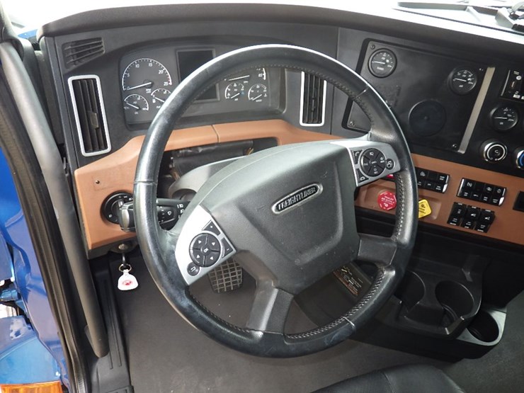 2022-freightliner-cascadia-126-image-21