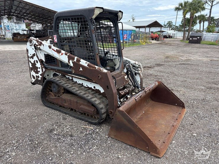 compact-track-loader-skid-steer-image-2