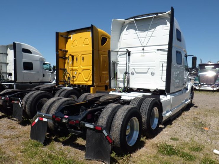 2022-volvo-vnl860-image-7