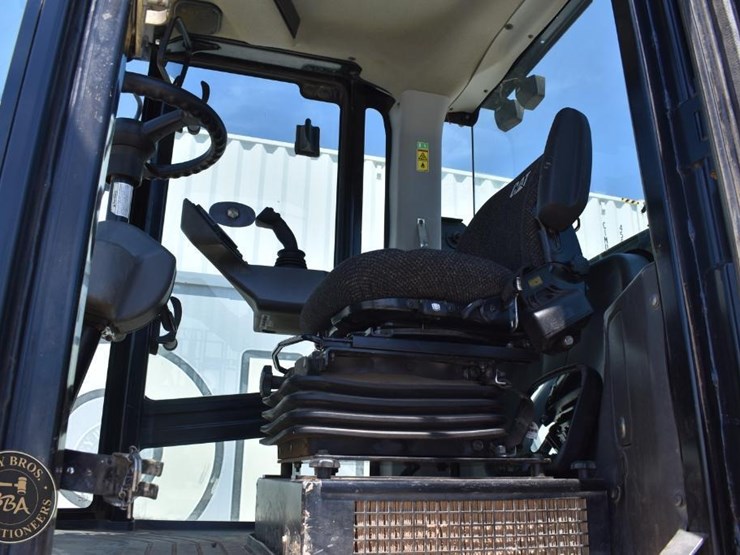 2014-caterpillar-cp56b-image-34