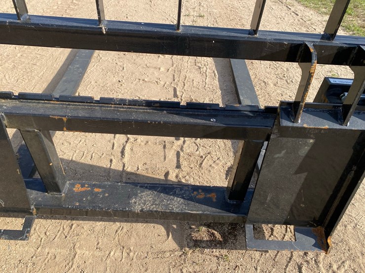 new---skidsteer-pallet-forks-image-4