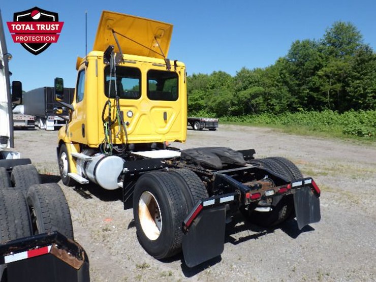 2019-freightliner-cascadia-126-image-11