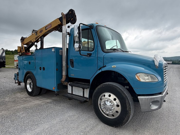 2008-freightliner-m2-106-image-2