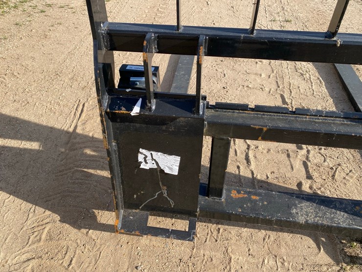 new---skidsteer-pallet-forks-image-5