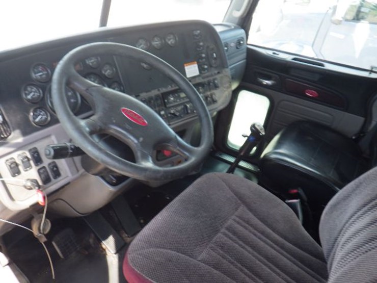 2012-peterbilt-367-image-17