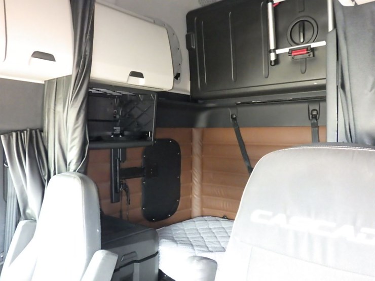 2021-freightliner-cascadia-126-image-21
