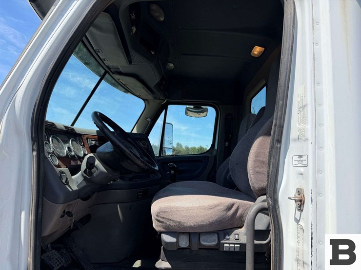 2016-freightliner-cascadia-125-image-55