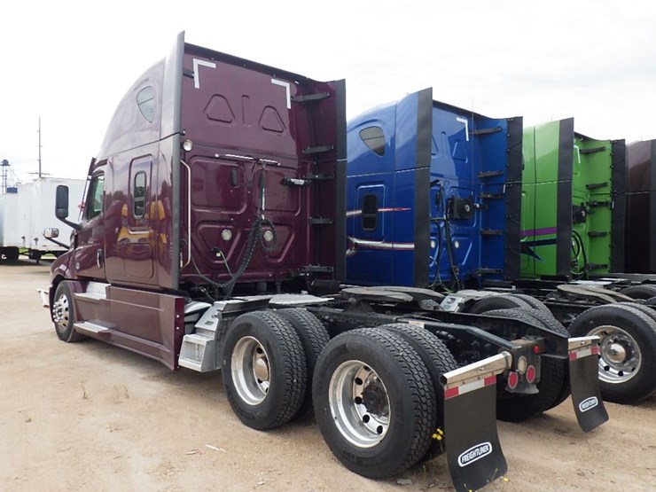 2021-freightliner-cascadia-126-image-13