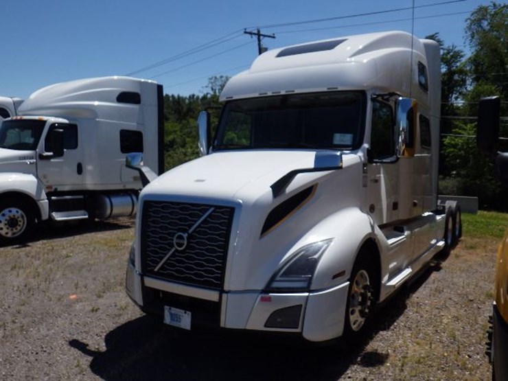 2022-volvo-vnl860-image-1