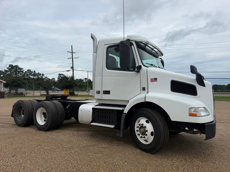 2015-volvo-vnm64t200-image-2