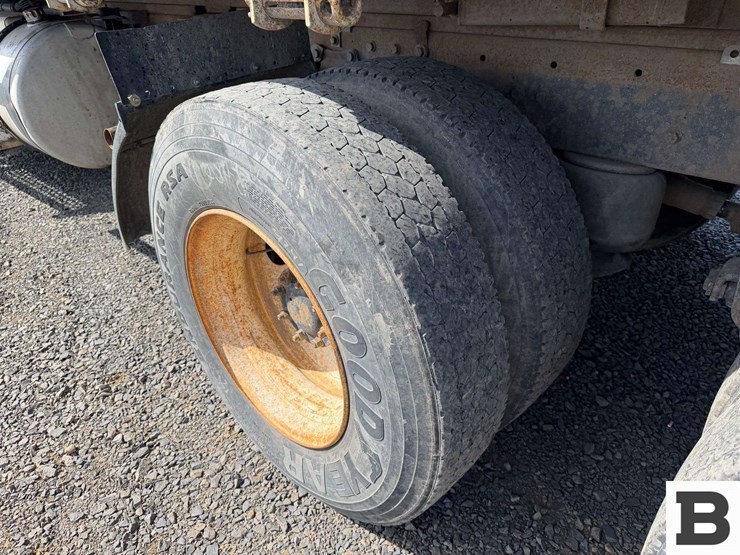 1990-peterbilt-377-image-19