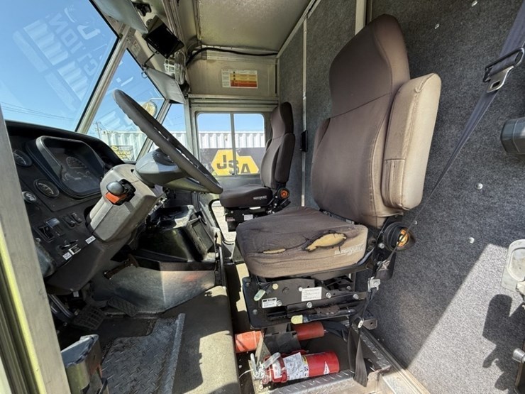2010-freightliner-mt55-image-19