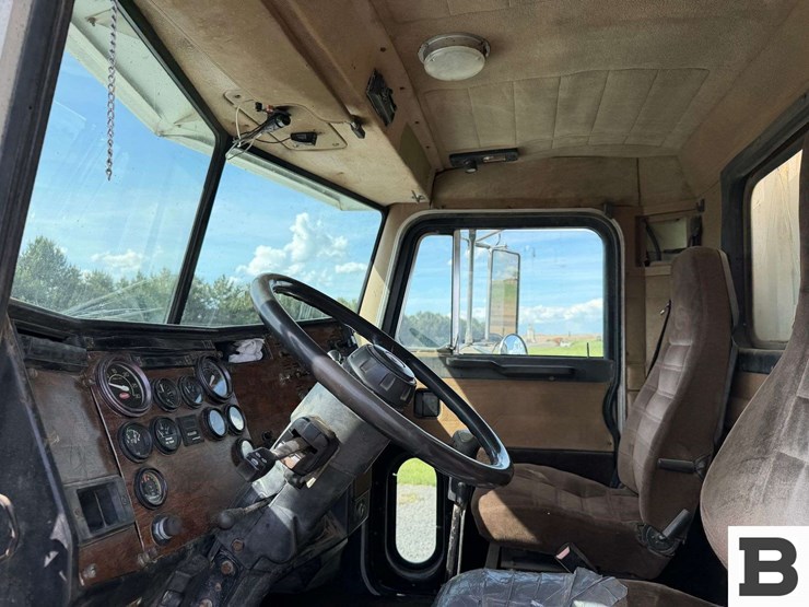 1990-peterbilt-377-image-46