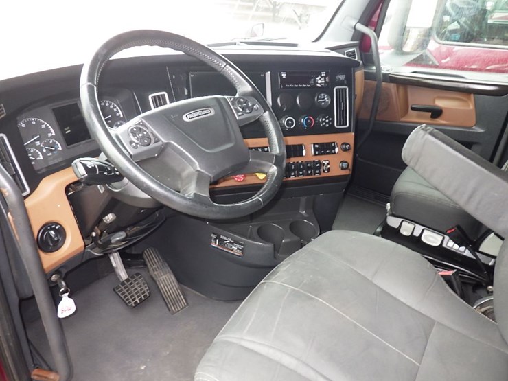 2021-freightliner-cascadia-126-image-21