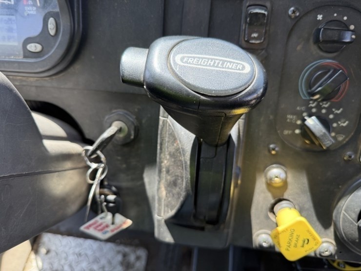 2010-freightliner-mt55-image-23