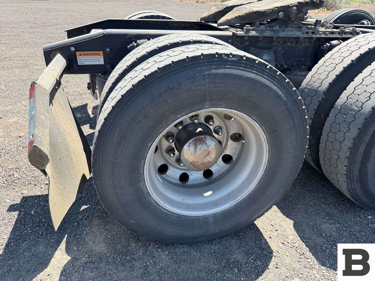 2012-freightliner-cascadia-125-image-31