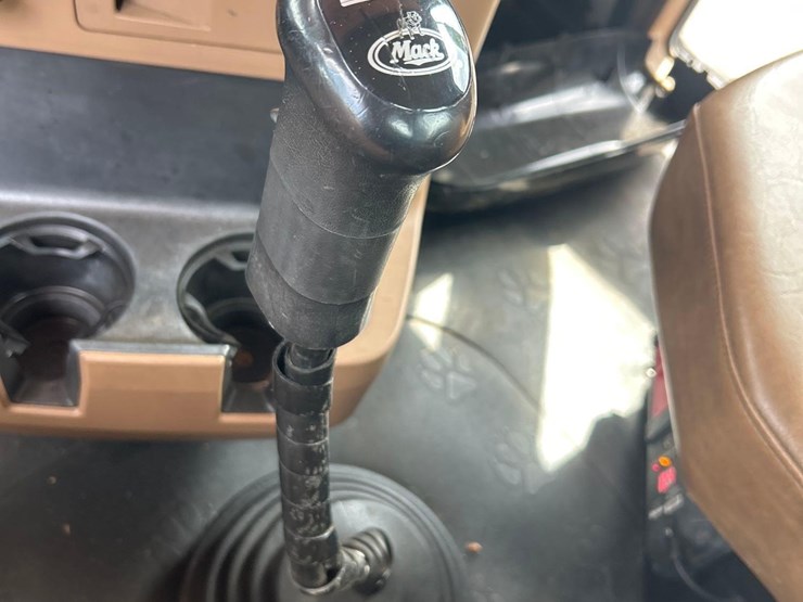 2016-mack-granite-gu713-image-72