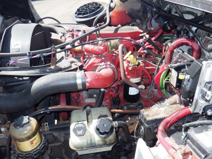 2016-freightliner-m2-106-image-15