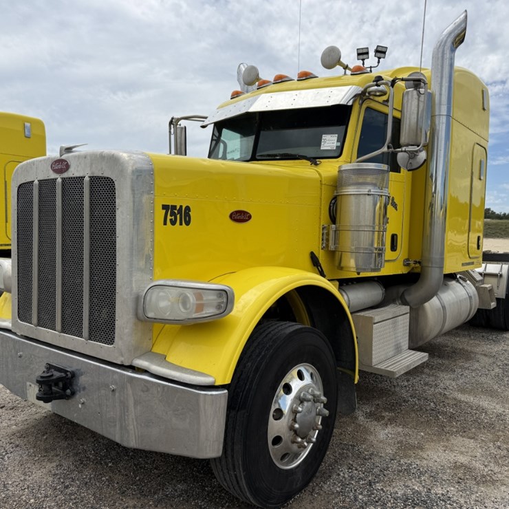 2014 PETERBILT 389