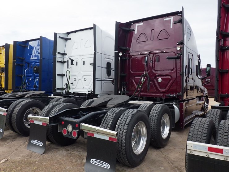 2022-freightliner-cascadia-126-image-9