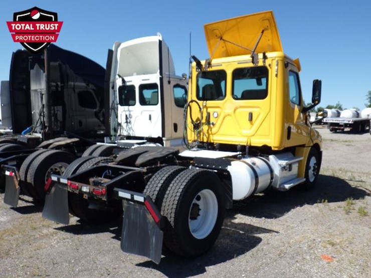 2019-freightliner-cascadia-126-image-7