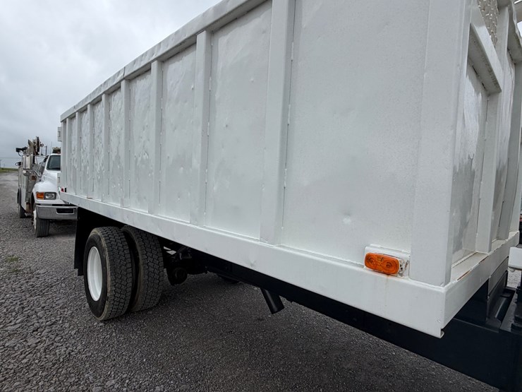 2008-freightliner-m2-106-image-27