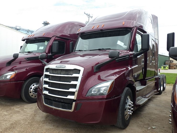 2021-freightliner-cascadia-126-image-1