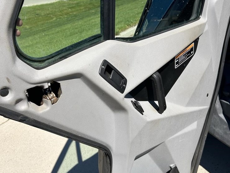 2021-can-am-defender-limited-cab-hd10-image-35